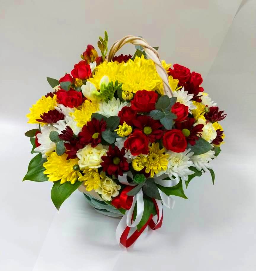 Цветочная композиция из Хризантемы и Розы в корзине в Парфино