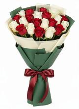 Букет Микс из красных и белых роз в Парфино