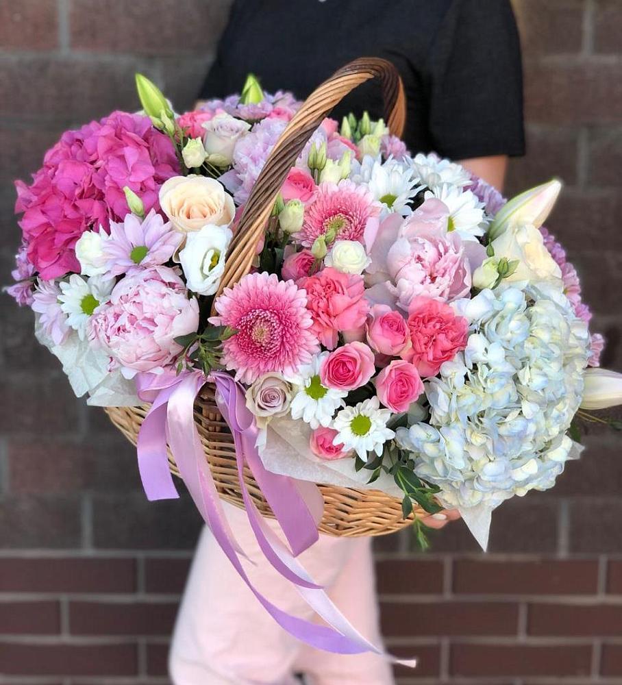 Цветочная композиция из Розы, Хризантемы, Пионы и Лизиантусы в корзине в Парфино