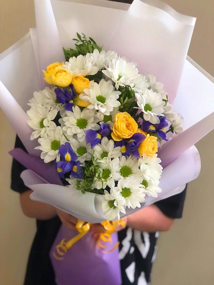 Букет цветов из: Ирисы, Хризантемы и Розы в Парфино