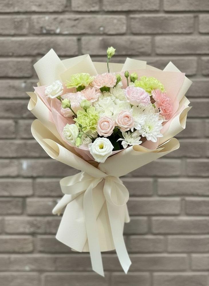 Букет цветов из: Гвоздики, Розы, Лизиантусы и Хризантемы в Парфино