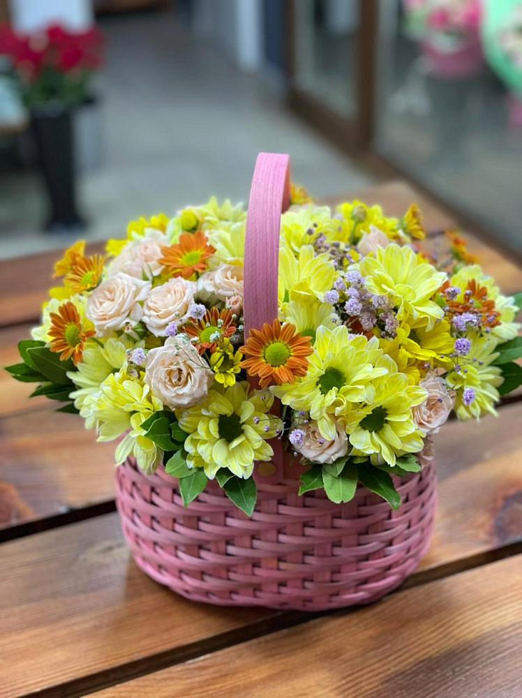 Цветочная композиция из Хризантемы и Розы в корзине в Парфино