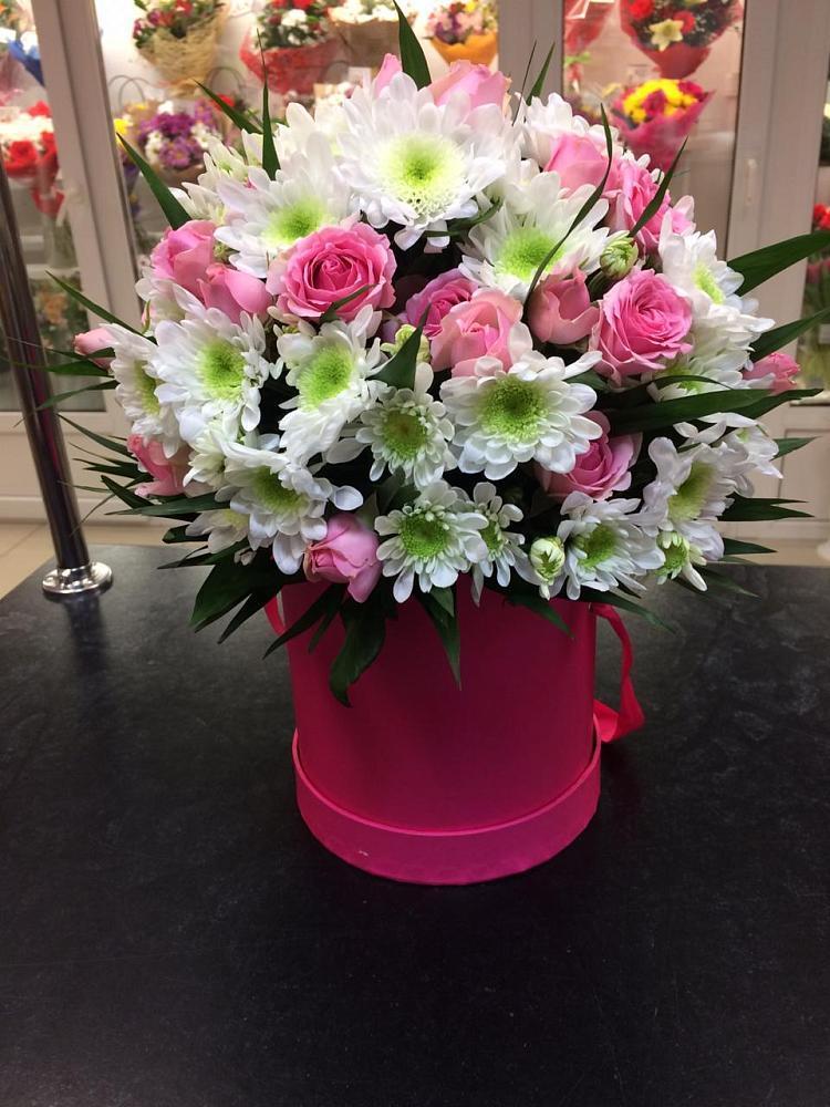 Цветочная композиция из Розы и Хризантемы в шляпной коробке в Парфино