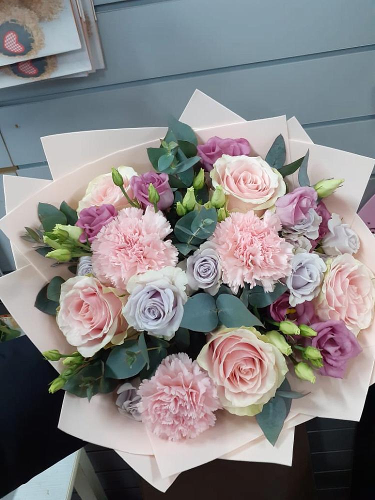 Букет цветов из: Розы, Гвоздики и Лизиантусы в Парфино